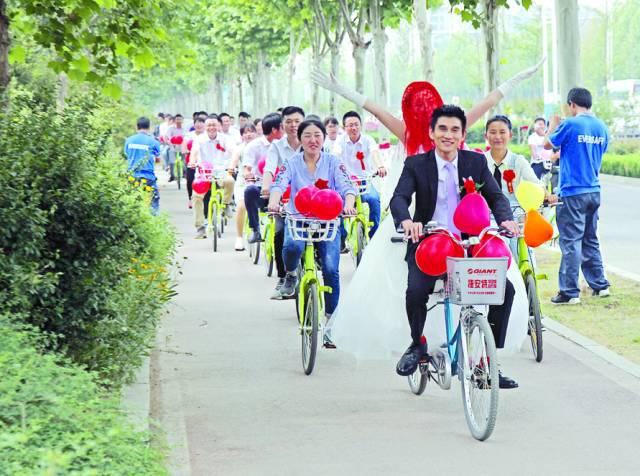 滕州：小伙騎著公共自行車去迎親，新娘說……