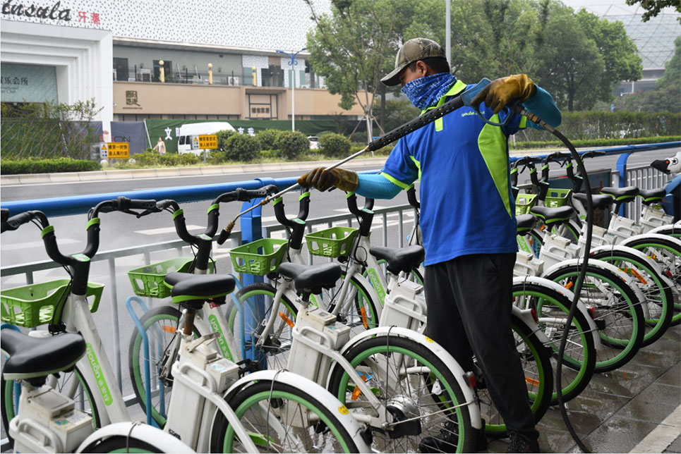 世界無車日，志愿者走上街頭擦亮共享助力車