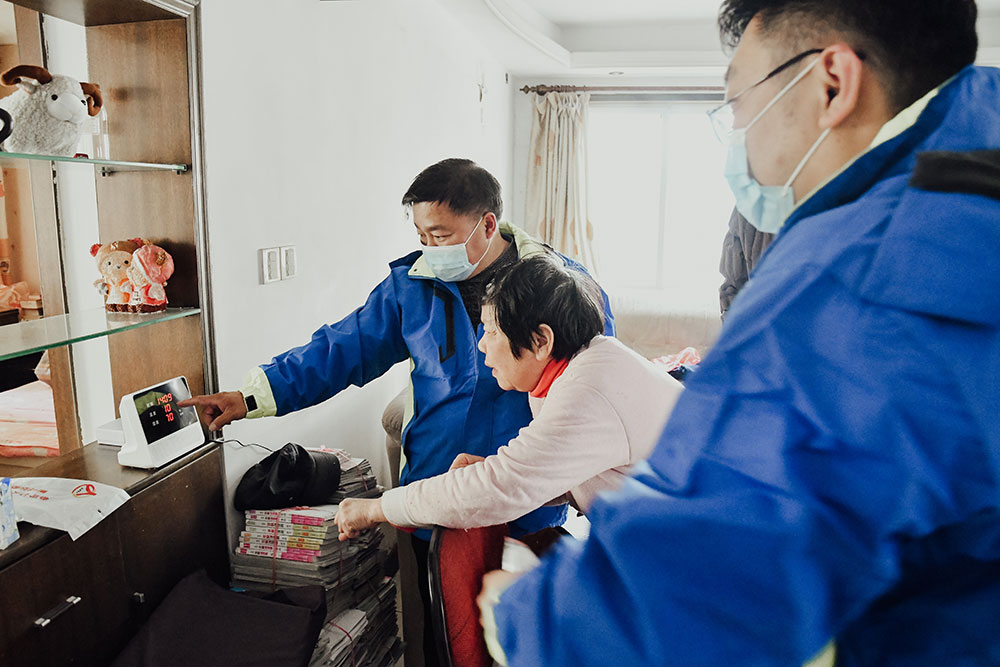 工永安行作人員上門給老人講解演示智能機器人功能2