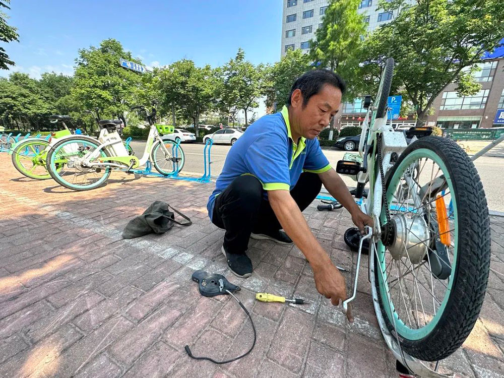 高溫下的堅守：每天檢修200余輛故障車，確保市民騎行安全