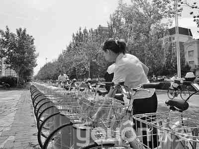 市民刷卡取車。本報(bào)記者