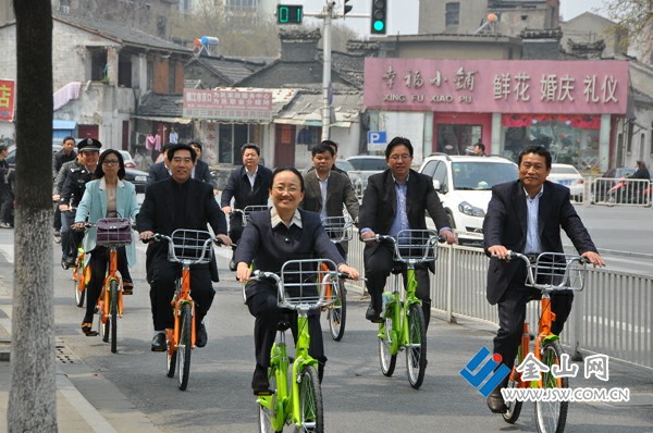 鎮江“公車”試行首日  市長朱曉明騎車體驗