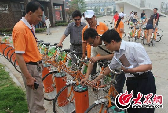 采訪團(tuán)記者做好準(zhǔn)備體驗(yàn)公共自行車。 記者 郭豪 攝。