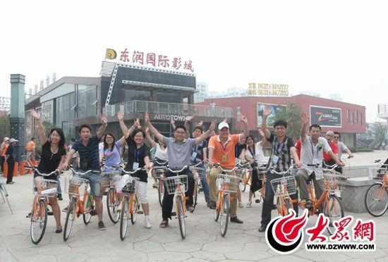 采訪團(tuán)記者做好準(zhǔn)備體驗(yàn)公共自行車。 記者 郭豪 攝。