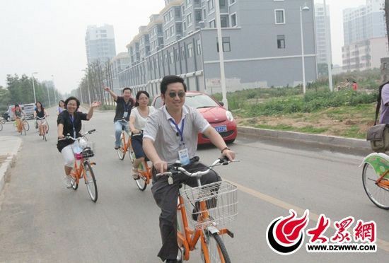 記者們騎上公共自行車，感受到城市公共自行車的便捷和樂(lè)趣。 記者 郭豪 攝。